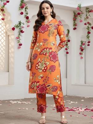 Women Floral Printed Regular Kurta with Trousers 6