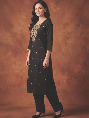 Women Floral Embroidered Regular Thread Work Kurta with Trousers 1