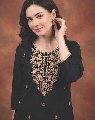 Women Floral Embroidered Regular Thread Work Kurta with Trousers 2