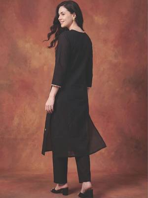 Women Floral Embroidered Regular Thread Work Kurta with Trousers 3