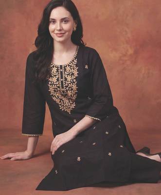 Women Floral Embroidered Regular Thread Work Kurta with Trousers 4