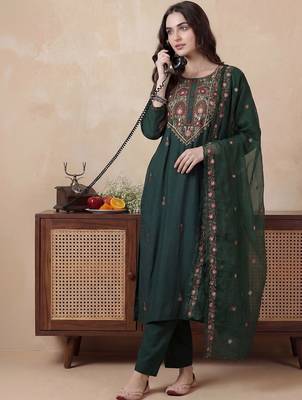 Women Floral Embroidered Regular Thread Work Kurta with Trousers & With Dupatta 1