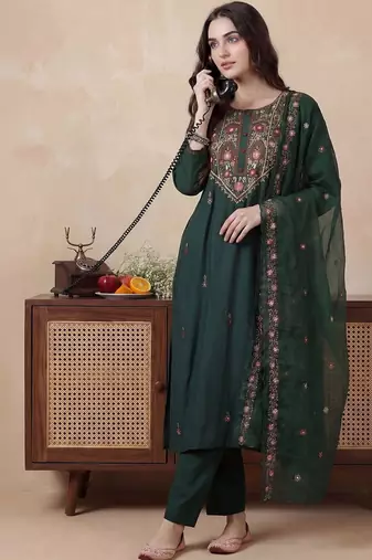 Women Floral Embroidered Regular Thread Work Kurta with Trousers & With Dupatta