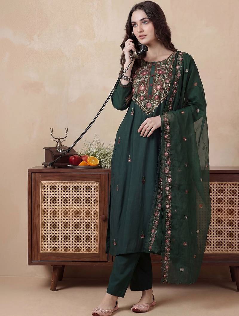 Women Floral Embroidered Regular Thread Work Kurta with Trousers & With Dupatta