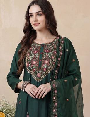 Women Floral Embroidered Regular Thread Work Kurta with Trousers & With Dupatta 2