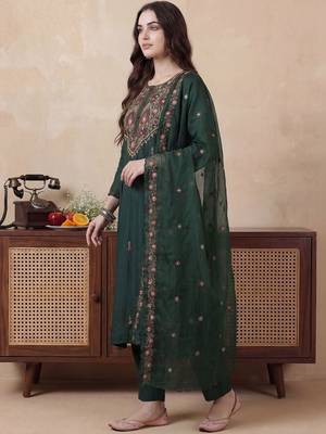 Women Floral Embroidered Regular Thread Work Kurta with Trousers & With Dupatta 3
