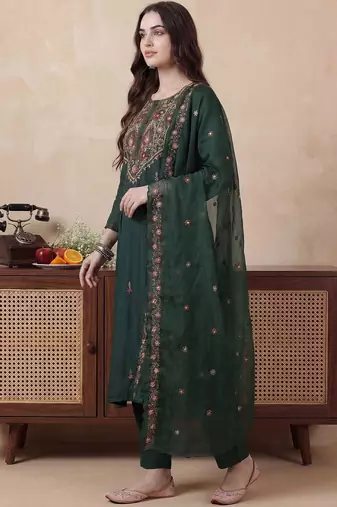 Women Floral Embroidered Regular Thread Work Kurta with Trousers & With Dupatta
