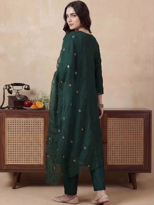 Women Floral Embroidered Regular Thread Work Kurta with Trousers & With Dupatta 4