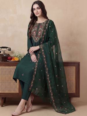 Women Floral Embroidered Regular Thread Work Kurta with Trousers & With Dupatta 5