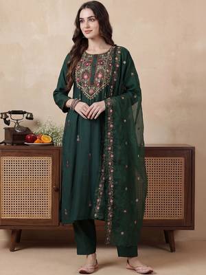 Women Floral Embroidered Regular Thread Work Kurta with Trousers & With Dupatta 6