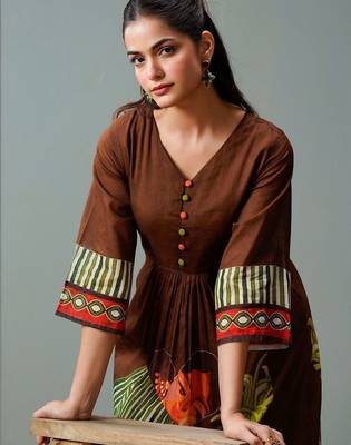 Women Printed Regular Pure Cotton Kurta with Trousers 4