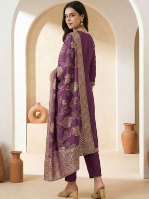 Women Ethnic Motifs Embroidered Regular Thread Work Kurta with Trousers 4