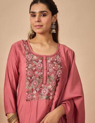 Women Floral Embroidered Regular Thread Work Kurta with Trousers & With Dupatta 3