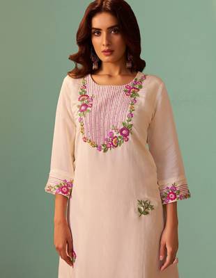 Women Floral Embroidered Regular Thread Work Kurta with Trousers 1