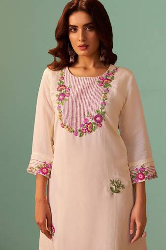 Women Floral Embroidered Regular Thread Work Kurta with Trousers