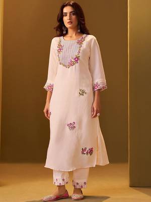 Women Floral Embroidered Regular Thread Work Kurta with Trousers 5