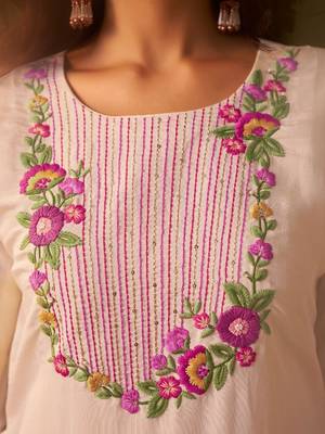 Women Floral Embroidered Regular Thread Work Kurta with Trousers 6