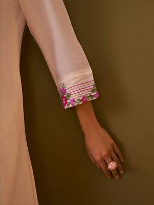 Women Floral Embroidered Regular Thread Work Kurta with Trousers 7