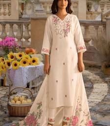 Women Floral Embroidered Regular Thread Work Kurta with Trousers & With Dupatta