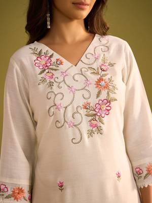 Women Floral Embroidered Regular Thread Work Kurta with Trousers & With Dupatta 2