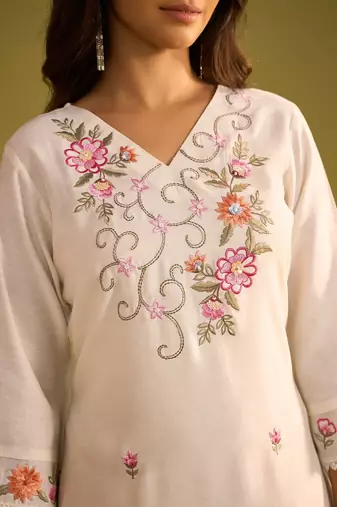 Women Floral Embroidered Regular Thread Work Kurta with Trousers & With Dupatta