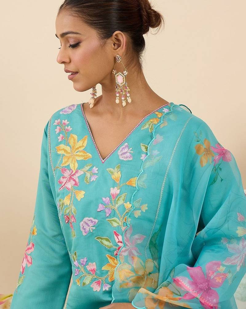 Women Floral Embroidered Regular Thread Work Kurta with Trousers & With Dupatta