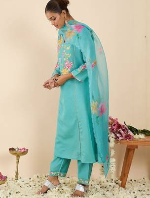 Women Floral Embroidered Regular Thread Work Kurta with Trousers & With Dupatta 3