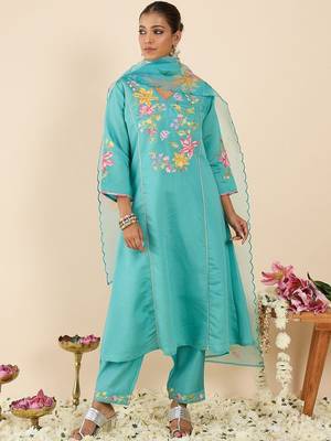 Women Floral Embroidered Regular Thread Work Kurta with Trousers & With Dupatta 4