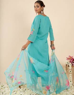 Women Floral Embroidered Regular Thread Work Kurta with Trousers & With Dupatta 5