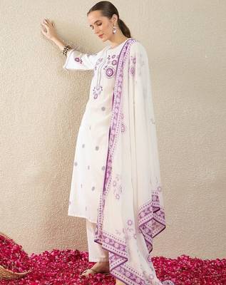 Women Floral Embroidered Regular Thread Work Pure Cotton Kurta with Trousers & With Dupatta 3