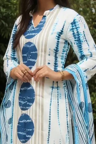 Women Geometric Printed Cotton Kurta with Trousers & Dupatta