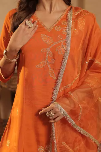 Women Ethnic Motifs Printed Kurta with Trouser& With Dupatta