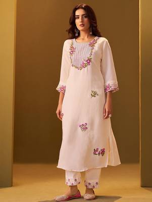 Women Floral Embroidered Thread Work Round Neck Straight Kurta with Trousers 1