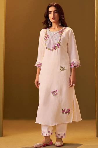 Women Floral Embroidered Thread Work Round Neck Straight Kurta with Trousers