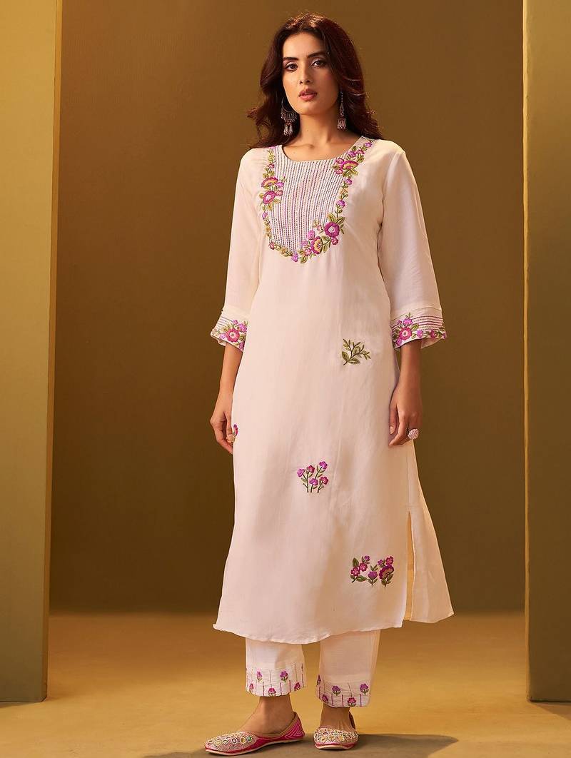 Women Floral Embroidered Thread Work Round Neck Straight Kurta with Trousers
