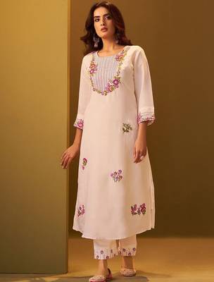 Women Floral Embroidered Thread Work Round Neck Straight Kurta with Trousers 3