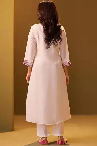 Women Floral Embroidered Thread Work Round Neck Straight Kurta with Trousers