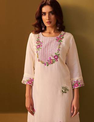 Women Floral Embroidered Thread Work Round Neck Straight Kurta with Trousers 5