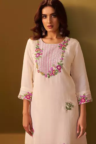 Women Floral Embroidered Thread Work Round Neck Straight Kurta with Trousers