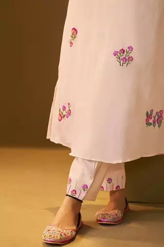 Women Floral Embroidered Thread Work Round Neck Straight Kurta with Trousers