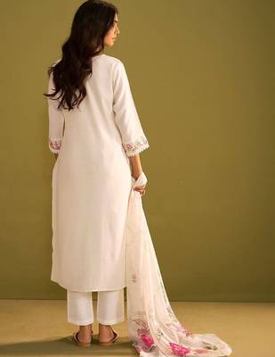 Women Floral Embroidered Regular Thread Work Kurta with Trousers & With Dupatta 4