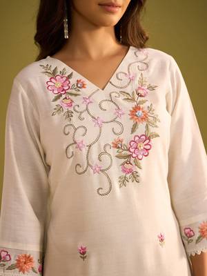 Women Floral Embroidered Regular Thread Work Kurta with Trousers & With Dupatta 5