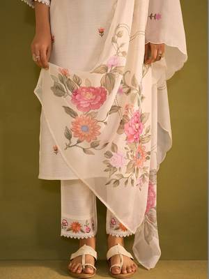 Women Floral Embroidered Regular Thread Work Kurta with Trousers & With Dupatta 6
