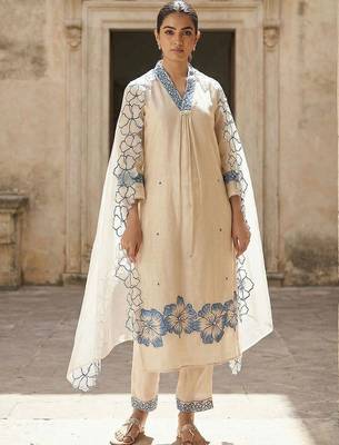 Women Floral Embroidered Regular Thread Work Kurta with Trousers & With Dupatta 1