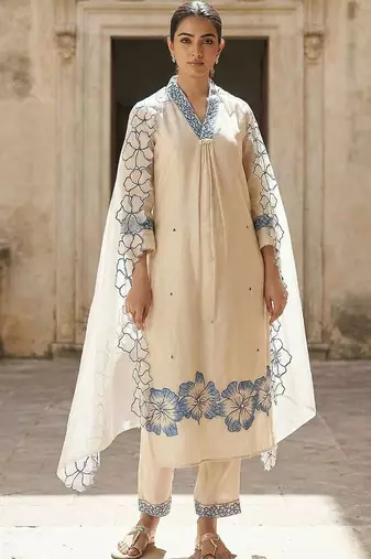 Women Floral Embroidered Regular Thread Work Kurta with Trousers & With Dupatta