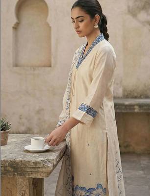 Women Floral Embroidered Regular Thread Work Kurta with Trousers & With Dupatta 2