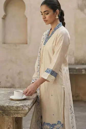 Women Floral Embroidered Regular Thread Work Kurta with Trousers & With Dupatta