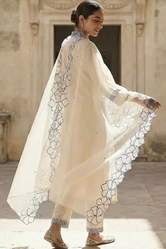 Women Floral Embroidered Regular Thread Work Kurta with Trousers & With Dupatta