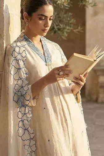 Women Floral Embroidered Regular Thread Work Kurta with Trousers & With Dupatta
