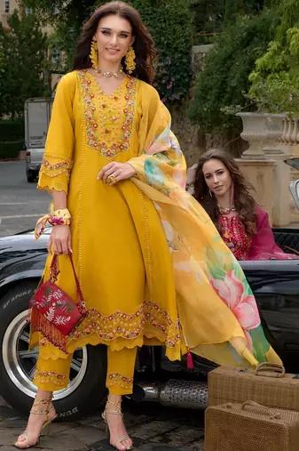 Women Floral Embroidered Regular Thread Work Kurta with Trousers & With Dupatta